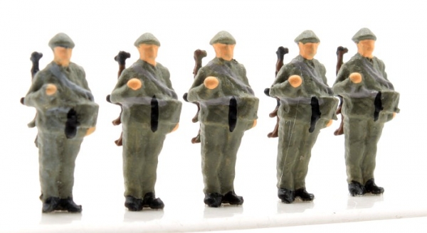 NVA 5 soldiers standing with gun on shoulder -TT-