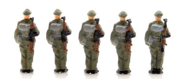 NVA 5 soldiers standing with gun on shoulder -TT-