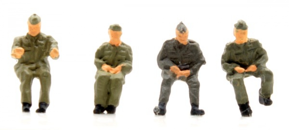 2 drivers and 2 sitting soldiers -TT-